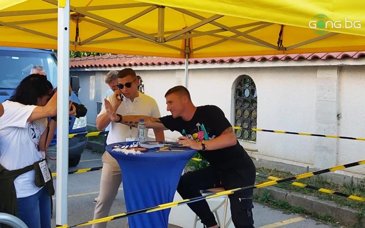 Боян Йоргачевич раздаде автографи и се снима с фенове на Левски