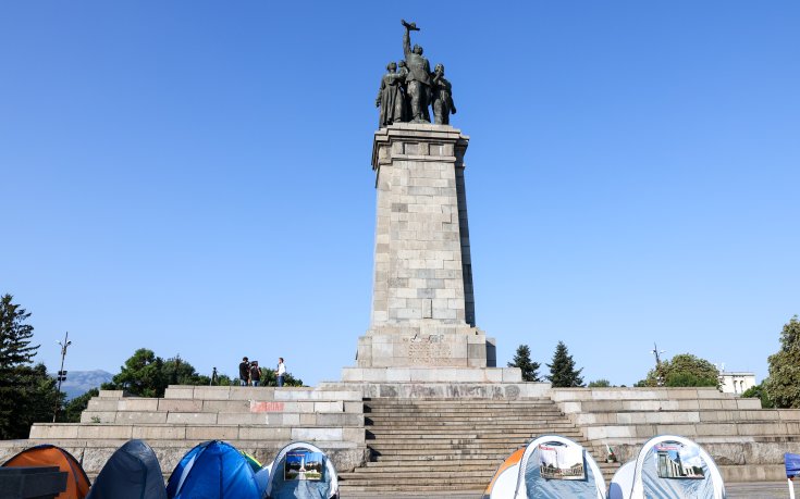 Футболни фенове щурмуваха Паметника на Съветската армия