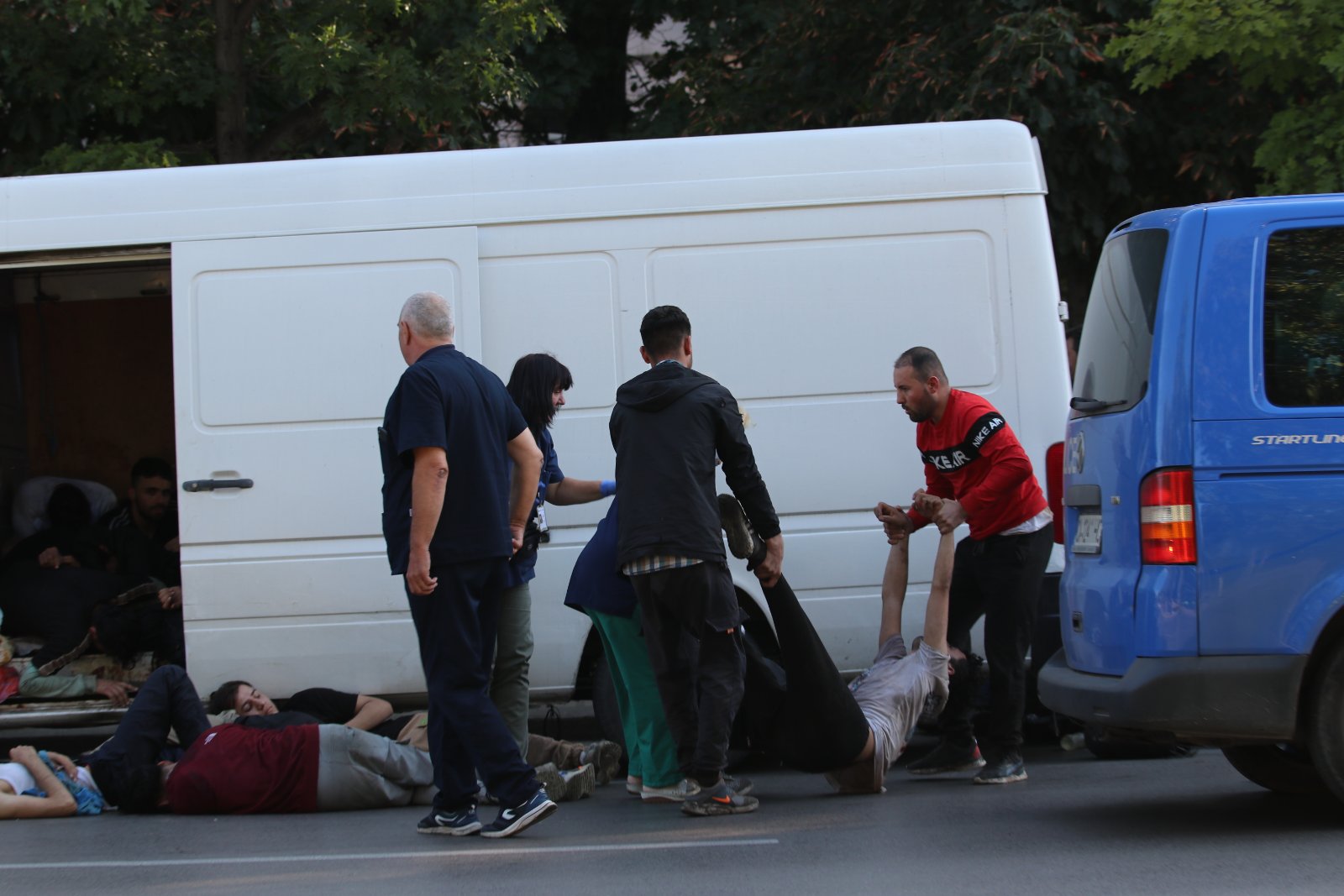 <p>49 нелегални мигранти са открити в микробус край &quot;Орлов мост&quot; в София. Бежанците са намерени след катастрофа между буса и лека кола</p>