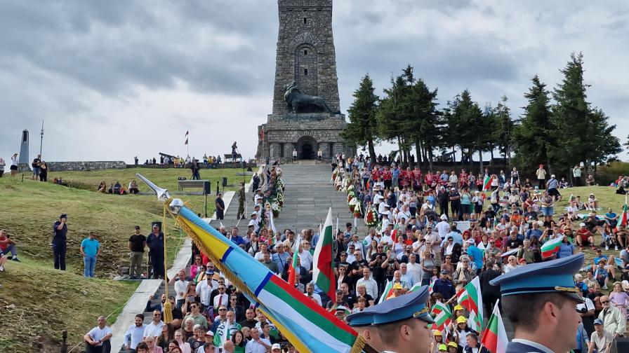 <p>146 години от Шипченската епопея: Хиляди се събраха край Паметника на свободата (СНИМКИ)</p>