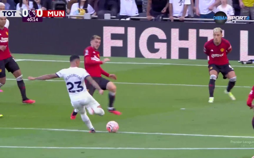 В 40-та минута Манчестър Юнайтед оцеля на косъм. Първо Педро Поро