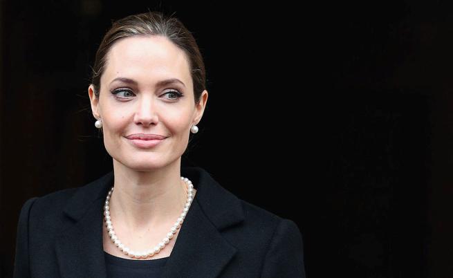 Анджелина Джоли нае дъщеря си за свой асистент