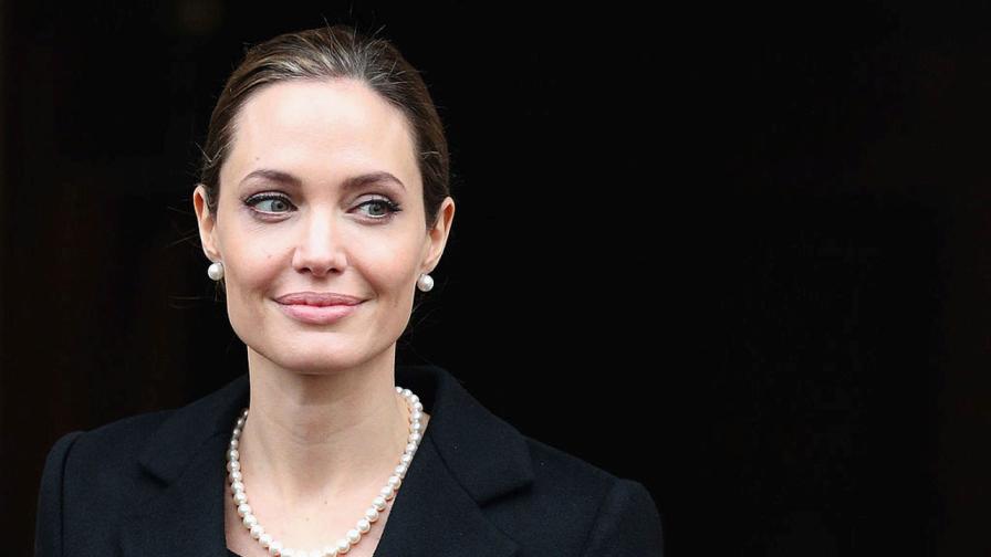 Анджелина Джоли нае дъщеря си за свой асистент