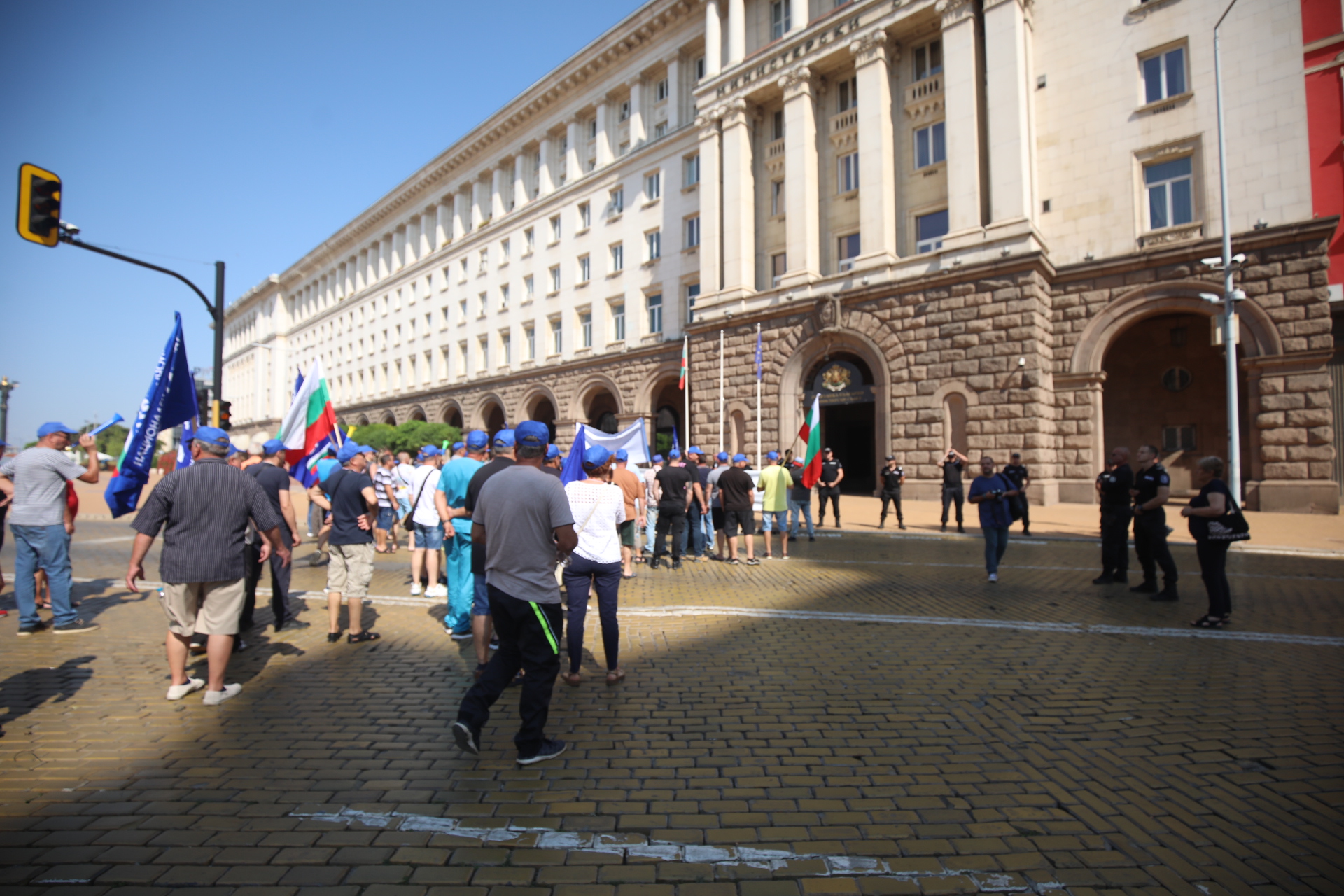 <p>Спешните медици отново излязоха на протест. Демонстрацията е организирана от синдикат &bdquo;Защита&rdquo;.</p>