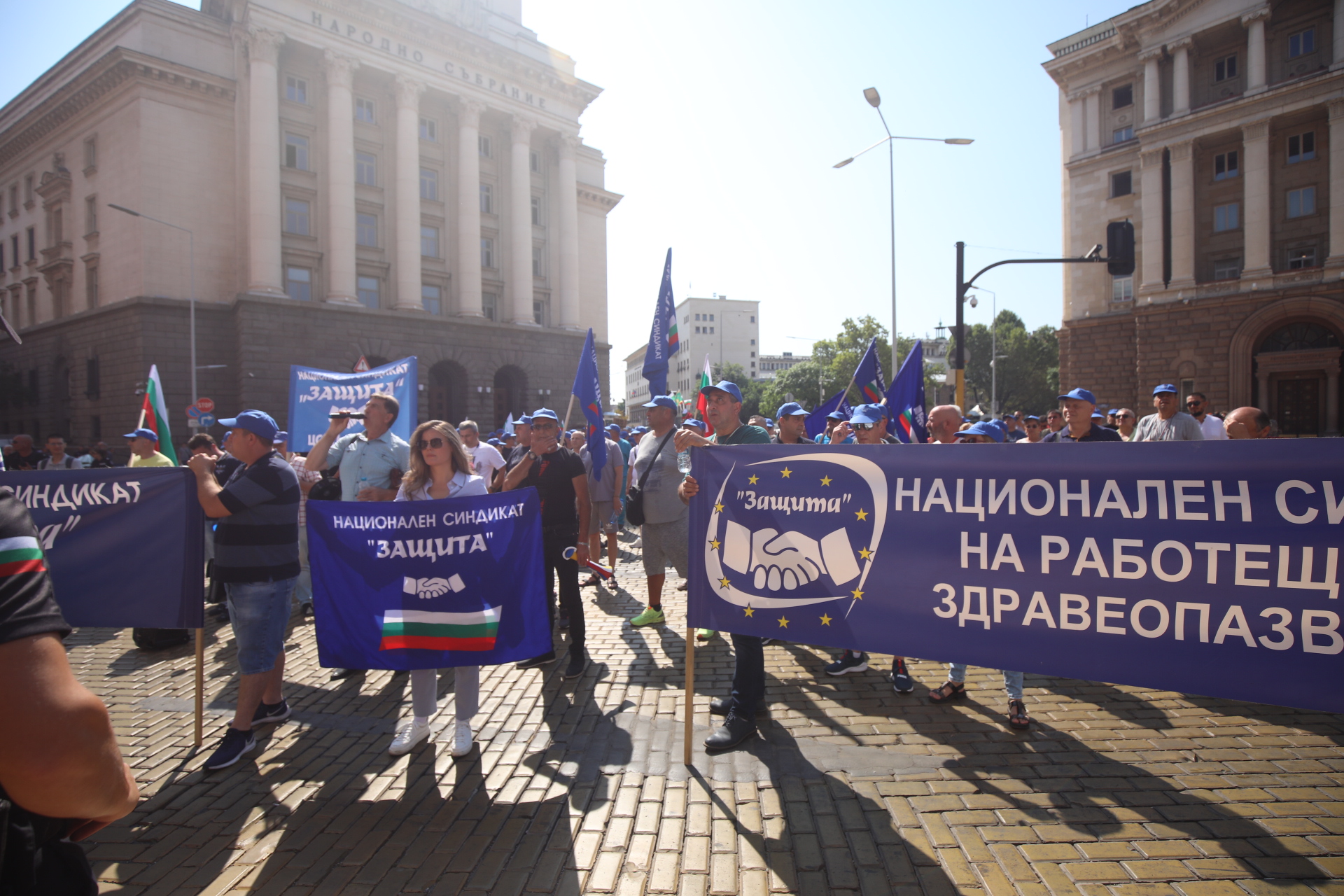 <p>Спешните медици отново излязоха на протест. Демонстрацията е организирана от синдикат &bdquo;Защита&rdquo;.</p>