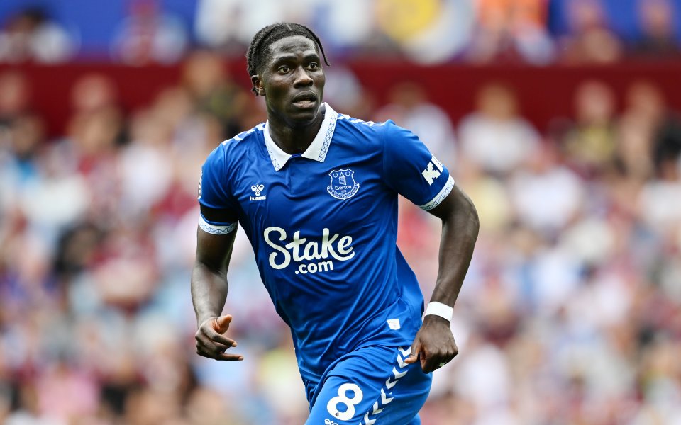 Евертън осъди грозните расистки обиди, които бяха насочени към халфа