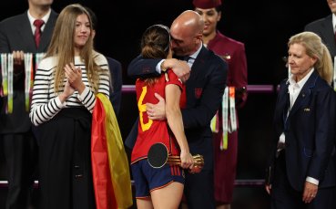 Президентът на испанската футболна федерация Луис Рубиалес се извини публично