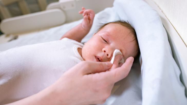 Как се почистват правилно очи и уши на новородено бебе? (ВИДЕО)