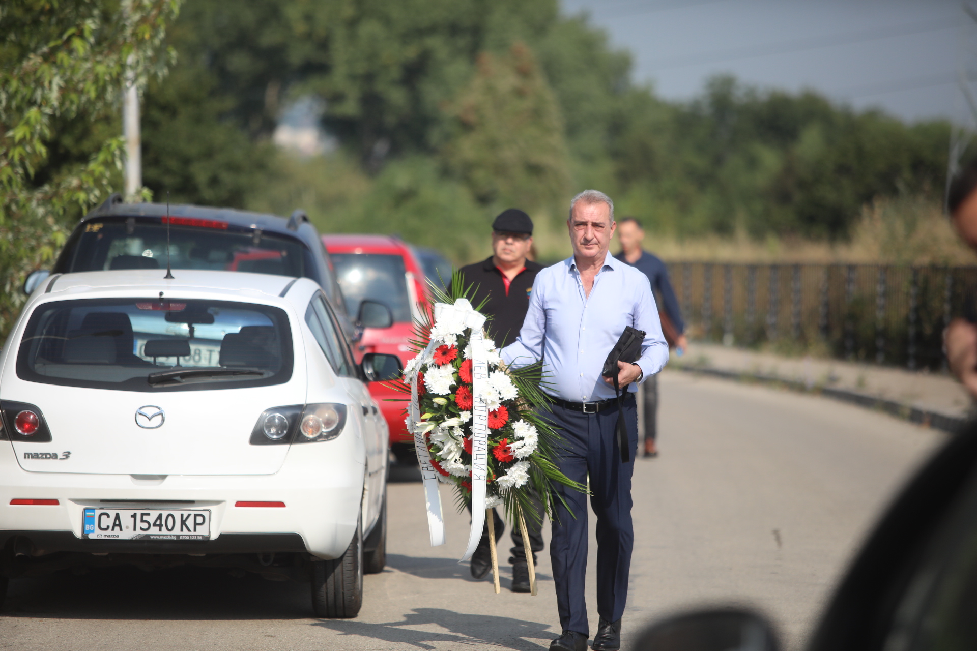 <p>Близки и познати изпращат Алексей Петров в последния му път. Поклонението е в Православен гробищен парк &quot;Св. Архангел Михаил&quot; в кв. &quot;Бояна&quot; в София</p>