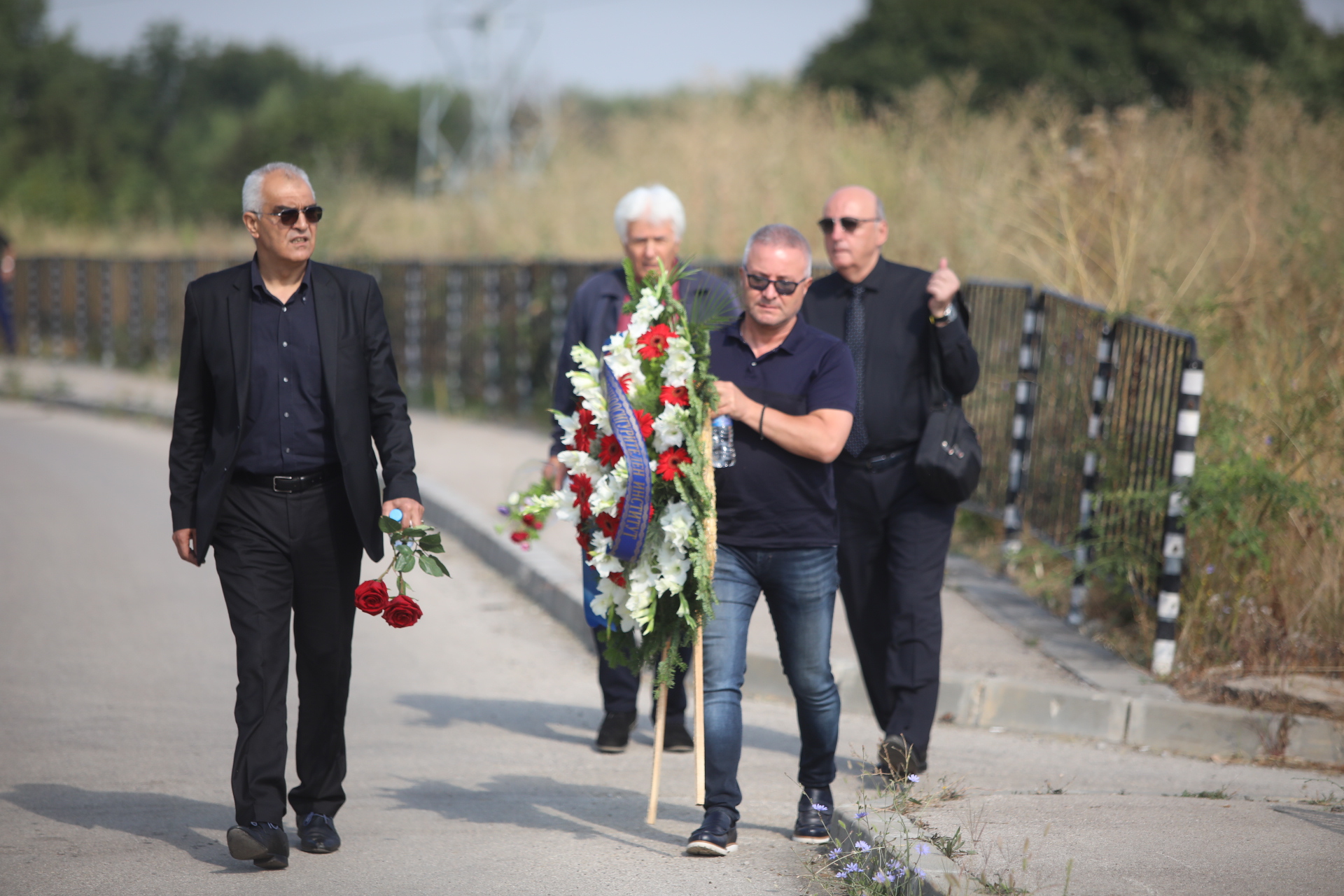 <p>Близки и познати изпращат Алексей Петров в последния му път. Поклонението е в Православен гробищен парк &quot;Св. Архангел Михаил&quot; в кв. &quot;Бояна&quot; в София</p>