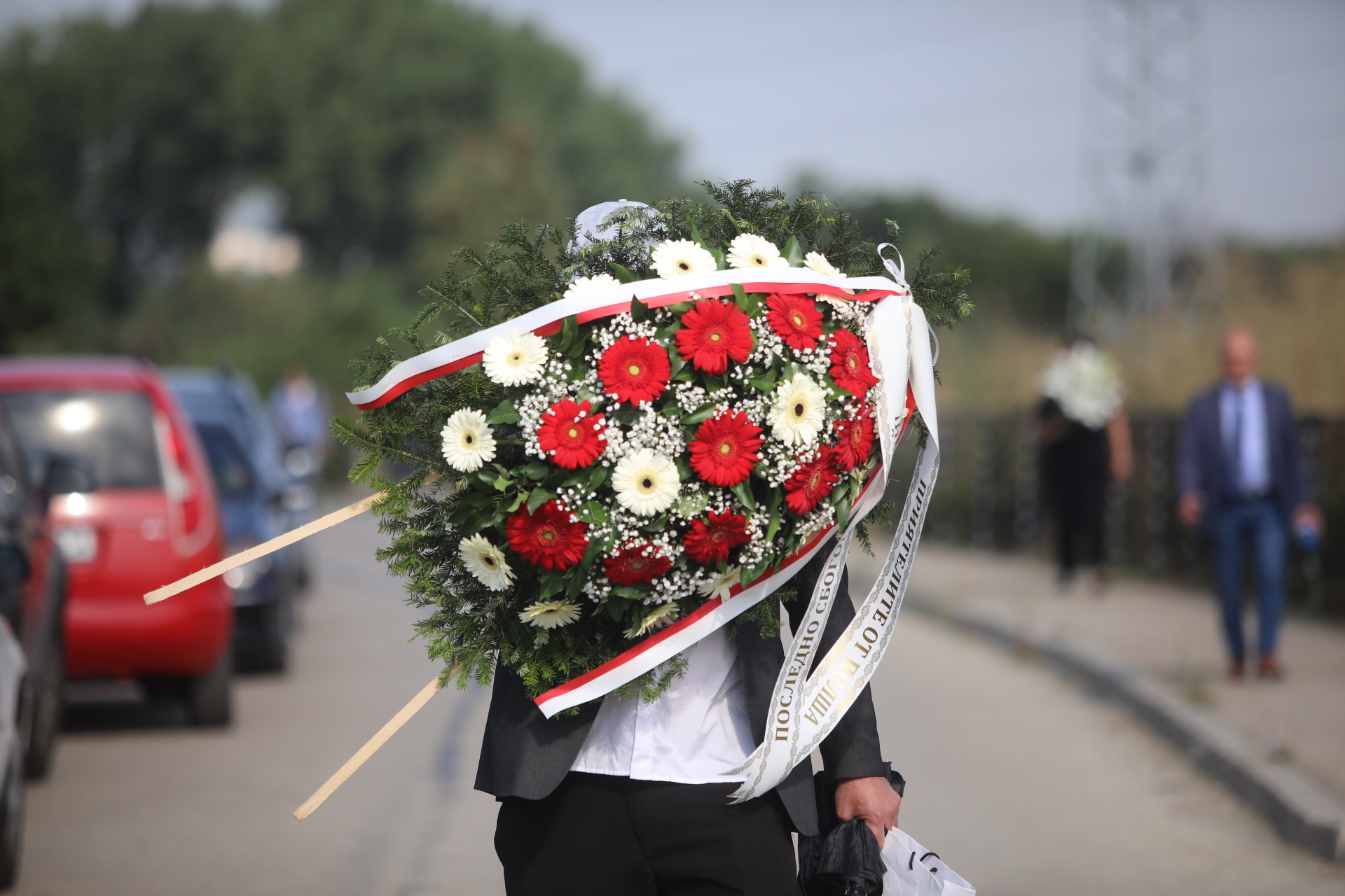 <p>Близки и познати изпращат Алексей Петров в последния му път. Поклонението е в Православен гробищен парк &quot;Св. Архангел Михаил&quot; в кв. &quot;Бояна&quot; в София</p>