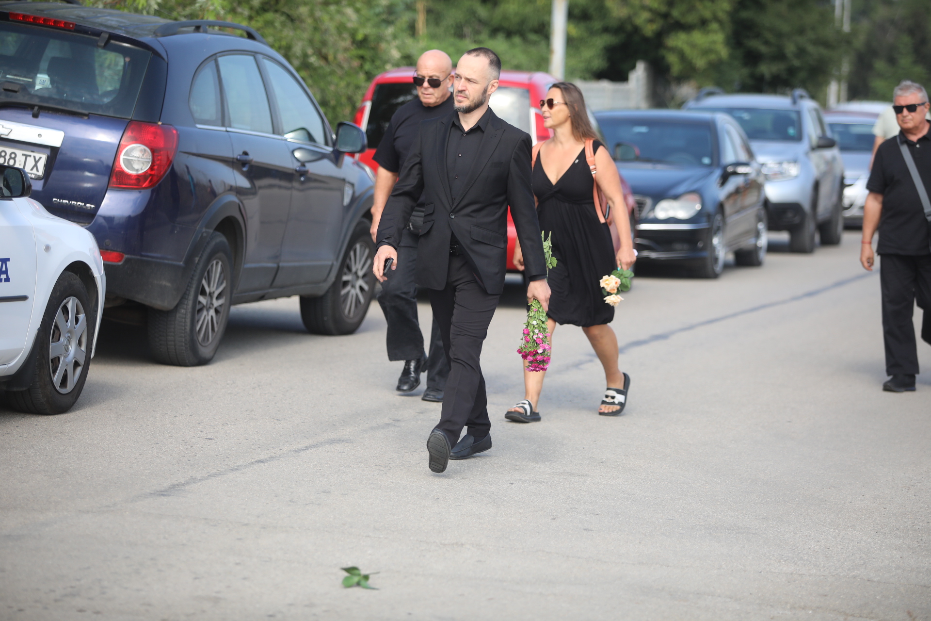 <p>Близки и познати изпращат Алексей Петров в последния му път. Поклонението е в Православен гробищен парк "Св. Архангел Михаил" в кв. "Бояна" в София</p>