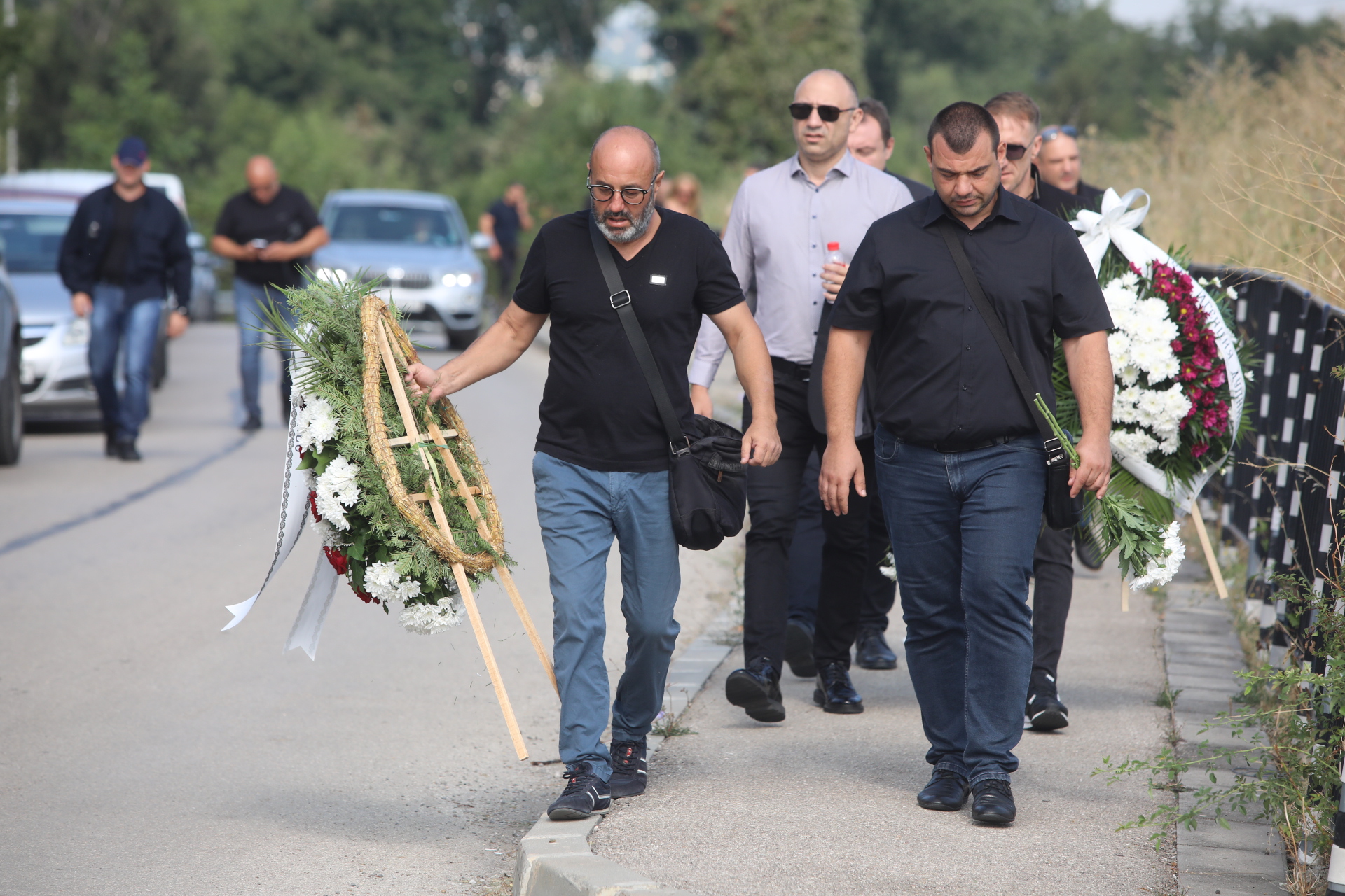 <p>Близки и познати изпращат Алексей Петров в последния му път. Поклонението е в Православен гробищен парк "Св. Архангел Михаил" в кв. "Бояна" в София</p>