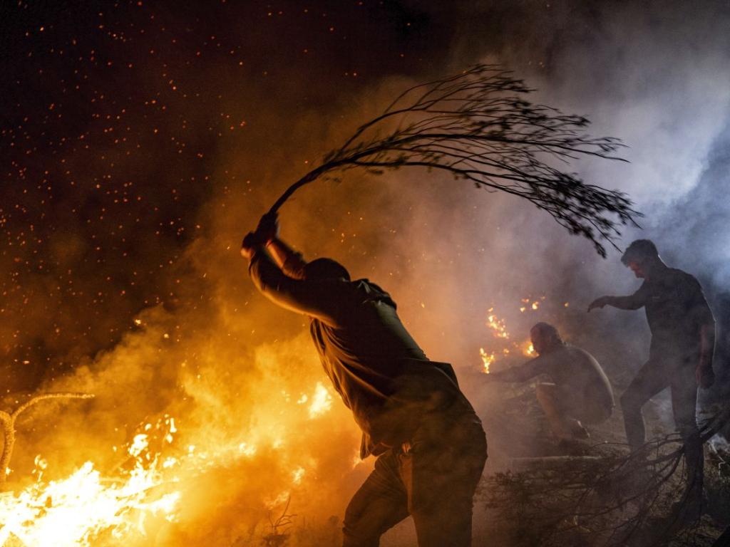 Пожар гори в автосервиз  и цех за мебели в Бургас