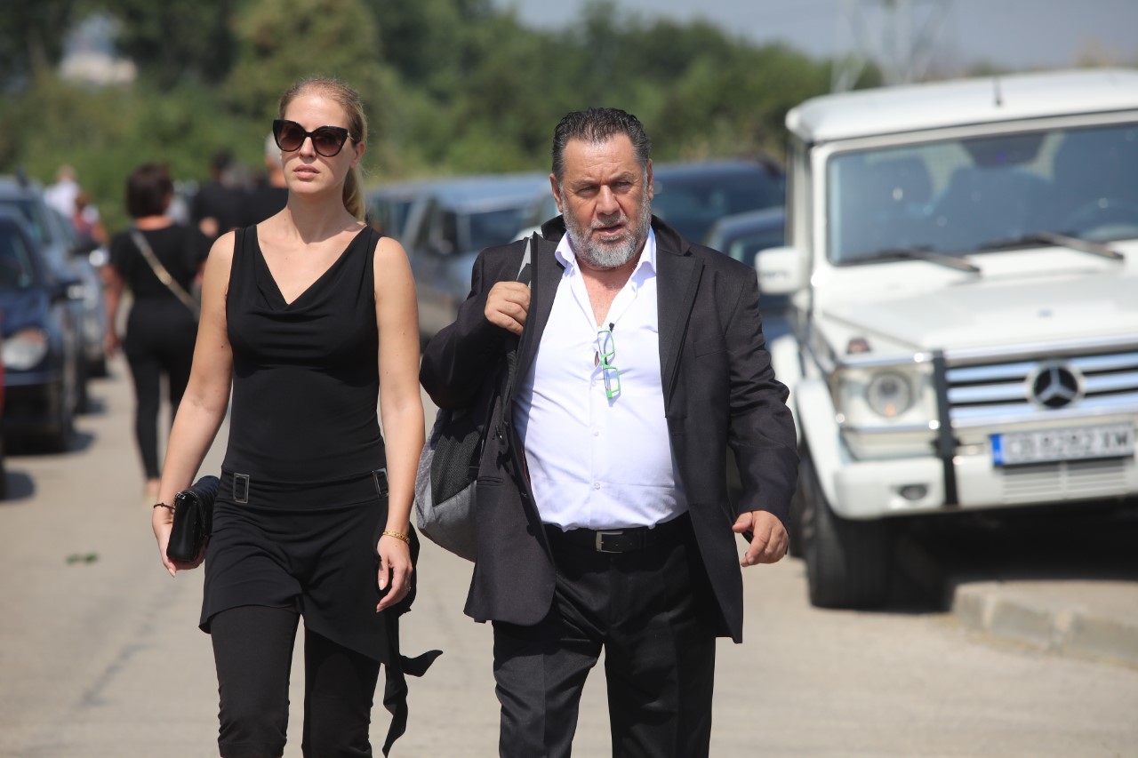 <p>Близки и познати изпращат Алексей Петров в последния му път. Поклонението е в Православен гробищен парк "Св. Архангел Михаил" в кв. "Бояна" в София</p>