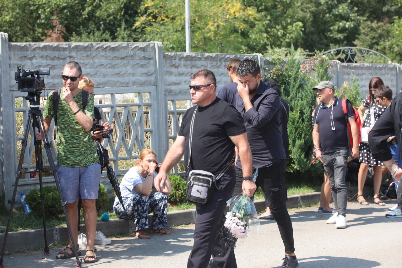 <p>Близки и познати изпращат Алексей Петров в последния му път. Поклонението е в Православен гробищен парк &quot;Св. Архангел Михаил&quot; в кв. &quot;Бояна&quot; в София</p>