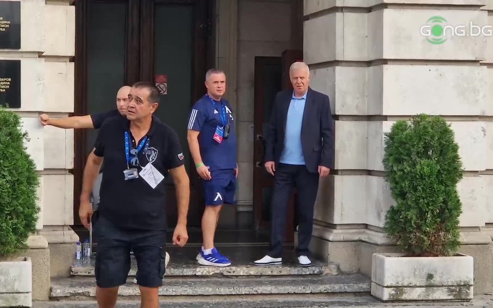 Собственикът на Левски Наско Сираков посрещна автобусът на сините на