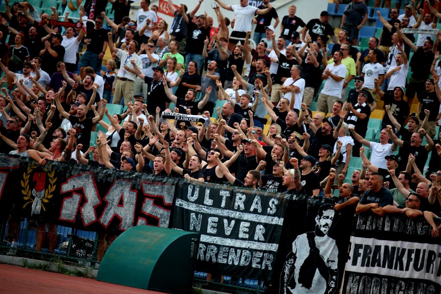 Феновете на Левски проведоха шествие до Националния стадион преди мача1