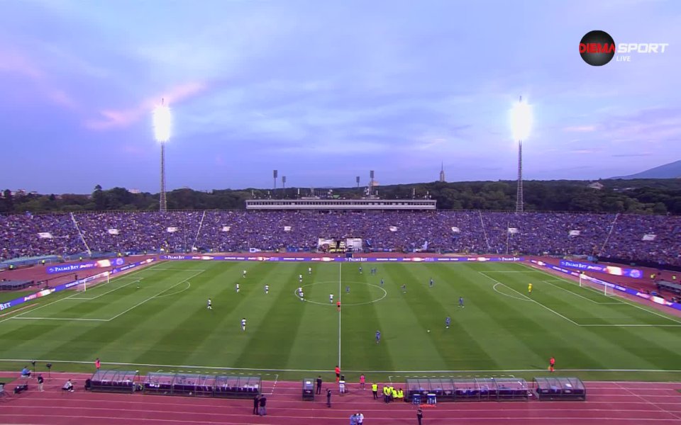 Срещата между Левски и Айнтрахт Франфкурт се забави с 4