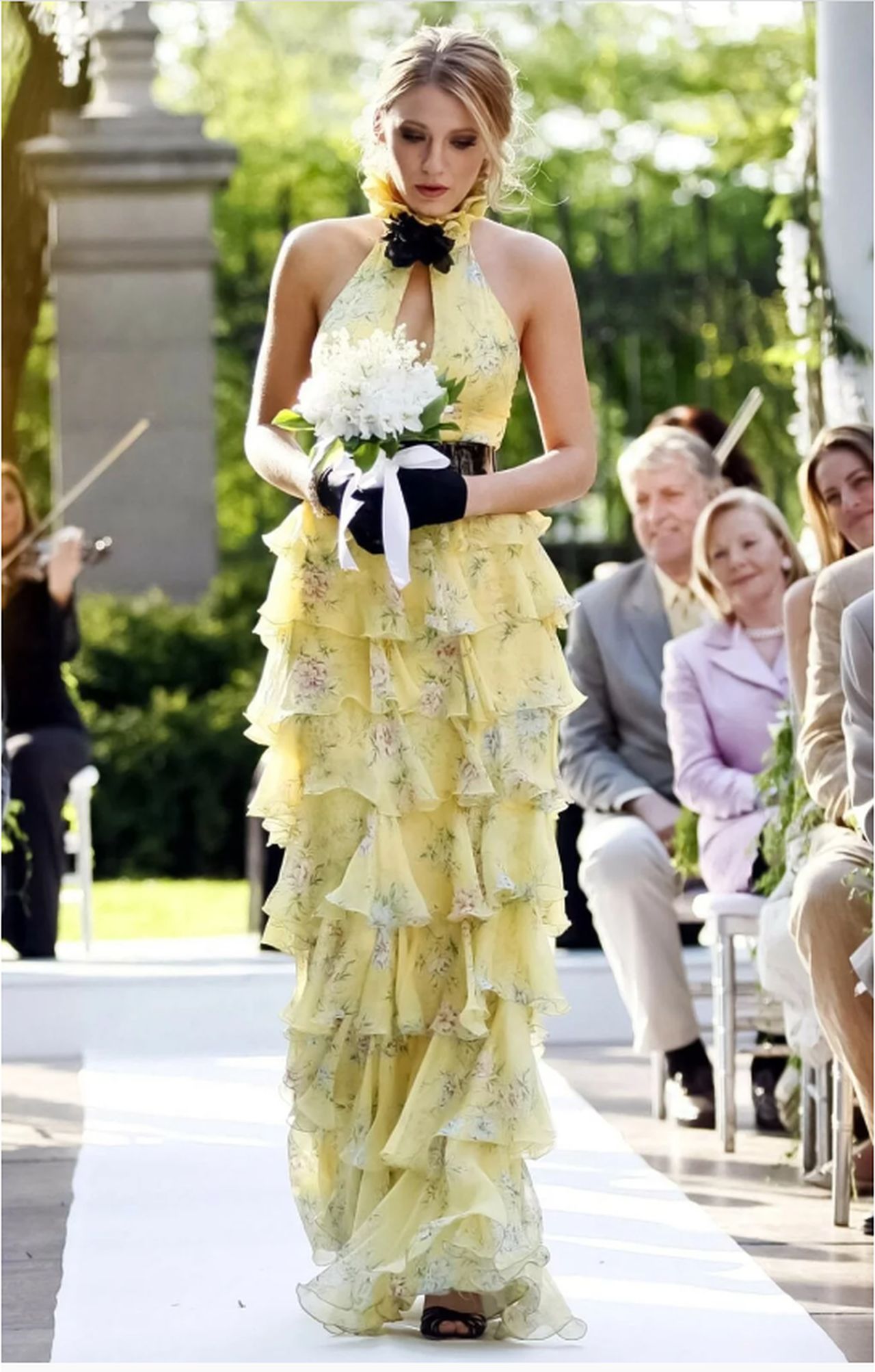 <p><strong>Рокля от Ralph Lauren в сцена от сериала Gossip Girl през 2008&nbsp;</strong></p>

<p><em>&quot;Тази рокля от първия сезон е един от най-важните модни моменти от сериала.&nbsp;Това е рокля&nbsp;на Ralph Lauren.&nbsp;Беше красива &bdquo;визия&ldquo; с малки черни ръкавици.&nbsp;В крайна сметка облякох творение на Ralph Lauren на първата си Met Gala, мисля, че бях поканена само заради роклята.&quot;</em>, казва Лайвли</p>