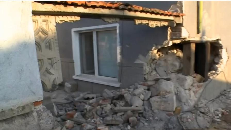 Трактор се вряза в къща в Пловдивско (ВИДЕО)