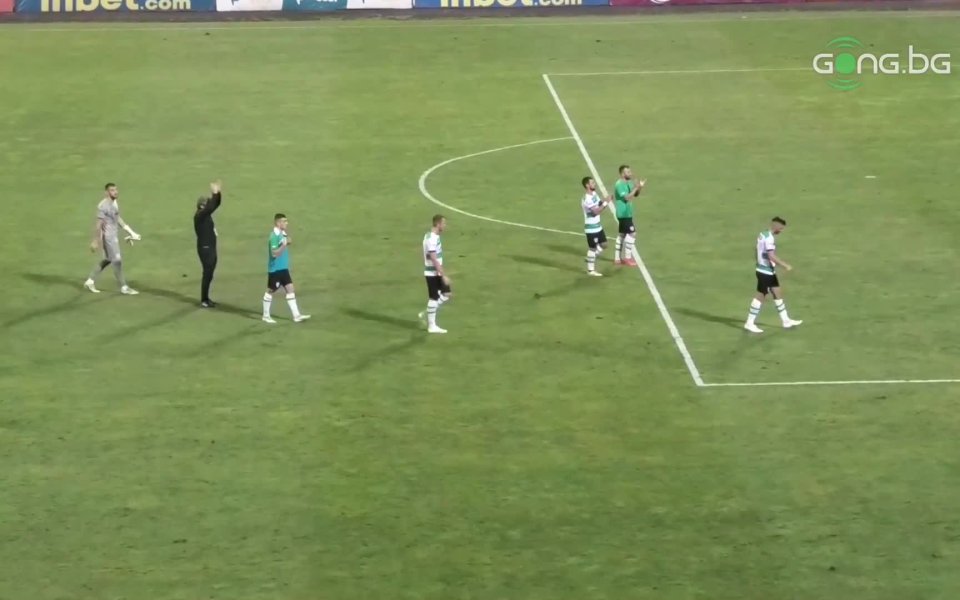 Феновете на Черно море аплодираха своите играчи на стадион Българска
