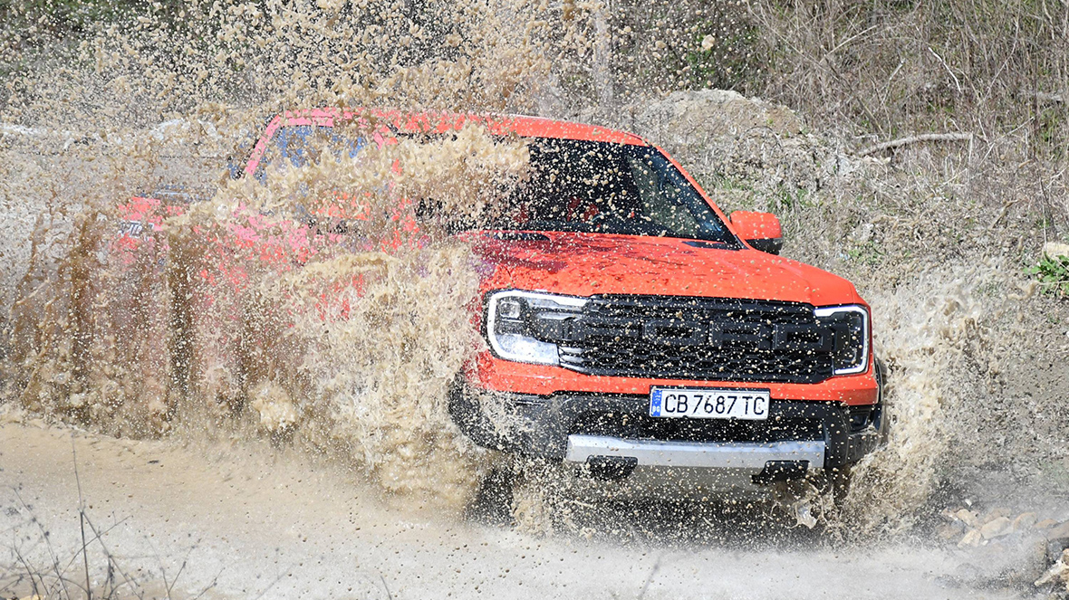 Ford Ranger Raptor е зла офроуд машина за адреналин (видео ревю)