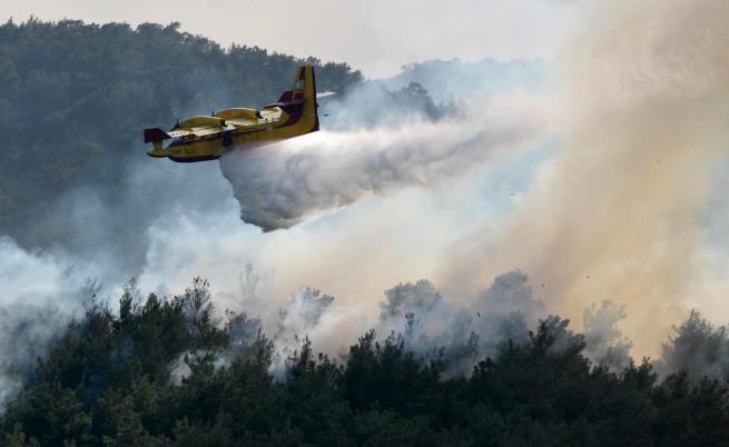 Огненият ад в Гърция: Пожарите станаха над 150