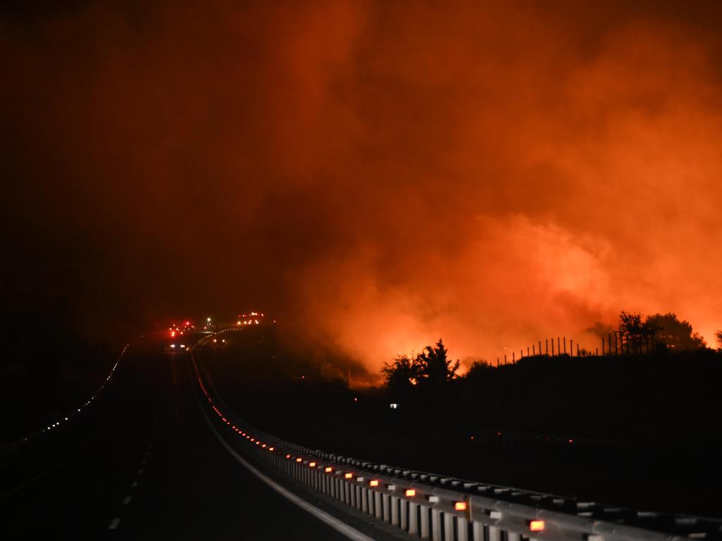 ВКалифорния се борят с огнена стихия Пожари бушуват на 100