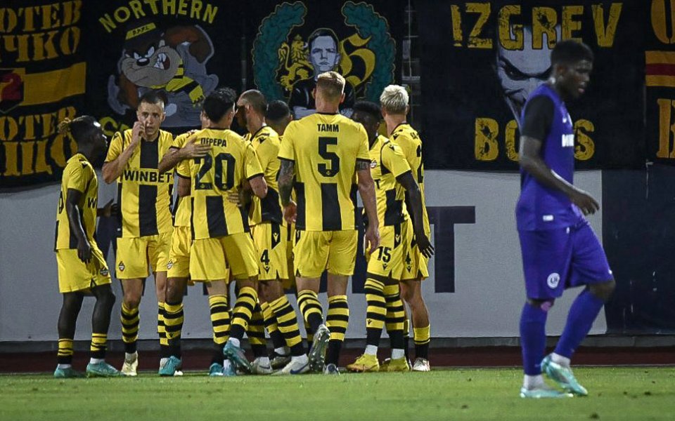 Ботев Пловдив се поздрави с първи успех за сезона. Канарчетата“