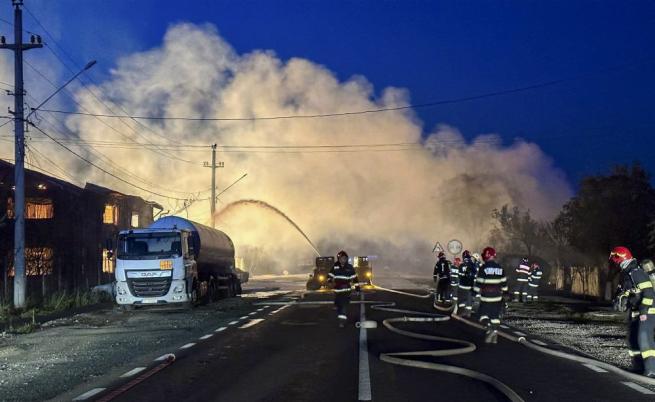Риск от нова експлозия: Изтича газ на взривилата се бензиностанция в Румъния