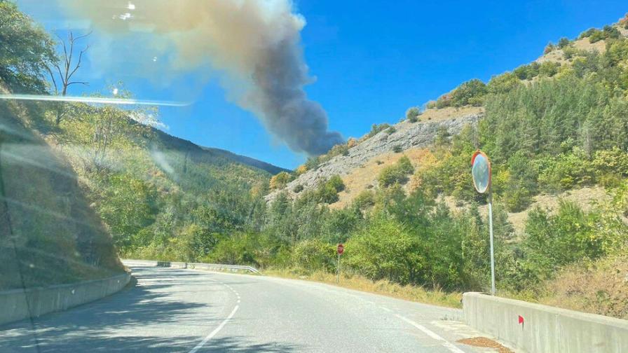 Голям пожар в Родопите, хеликоптер се включи в гасенето