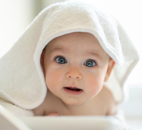 Частичният тоалет на бебето се прави сутрин и включва щателно