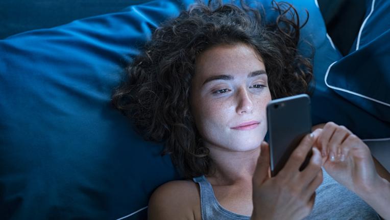  Потенциалните рискове на спането с телефон до главата 