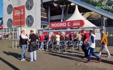 Хиляди фенове на Аякс Амстердам се втурнаха към Йохан Кройф