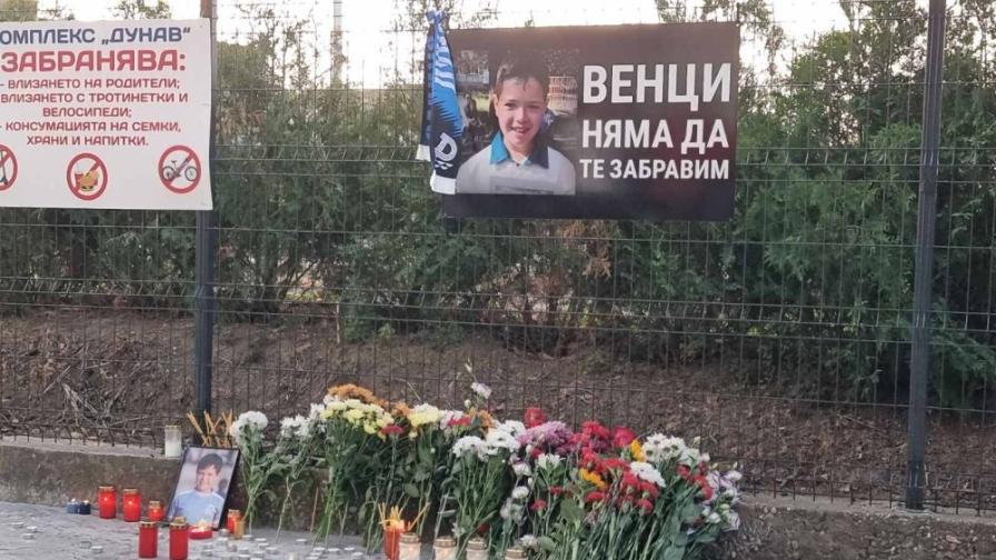 Русе обяви събота за ден на траур заради починалото от мълния дете