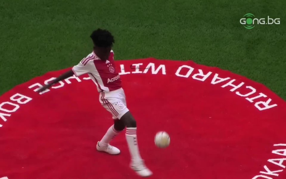 Млад талант от школата на Аякс Амстердам жонглира пред трибуните