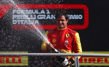 Пилотът на Ферари Карлос Сайнц спечели битката със съотборника си