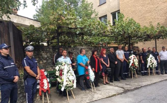 Поклон пред паметта на шестима полицаи и пожарникари в Бобов дол