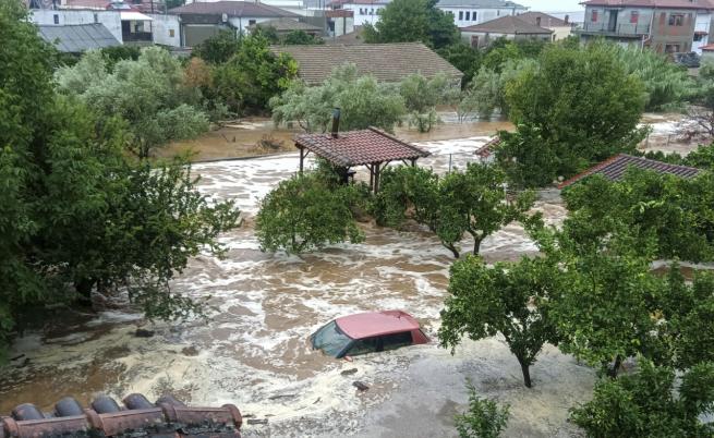 Екстремни валежи и наводнения в Гърция погубиха човек, а друг се издирва