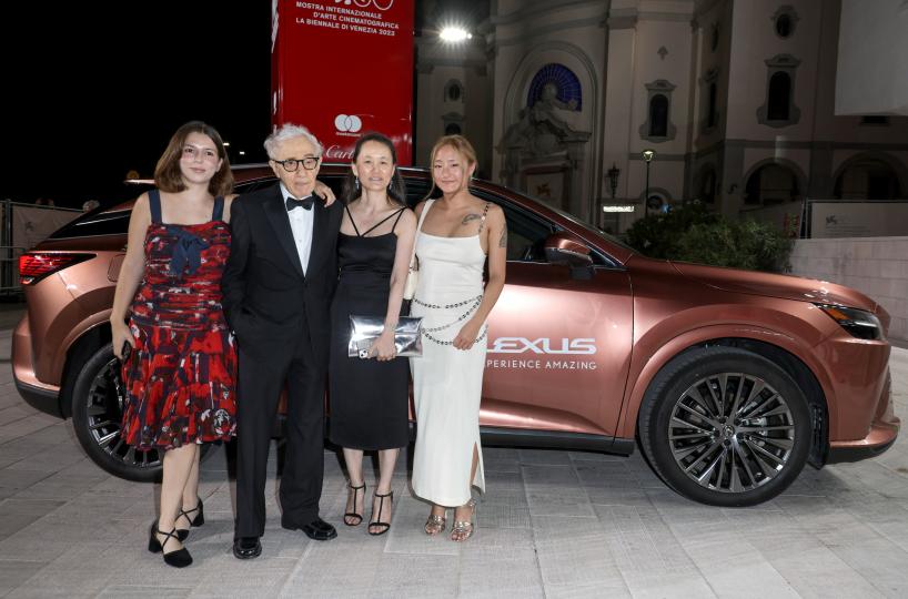 <p>Манзи Алън, Уди Алън, Сун-И и Бечет Алън пристигат за премиерата на филма&nbsp;&ldquo;Coup de Chance&rdquo; на Уди Алън по време на Филмовия фестивал във Венеция</p>