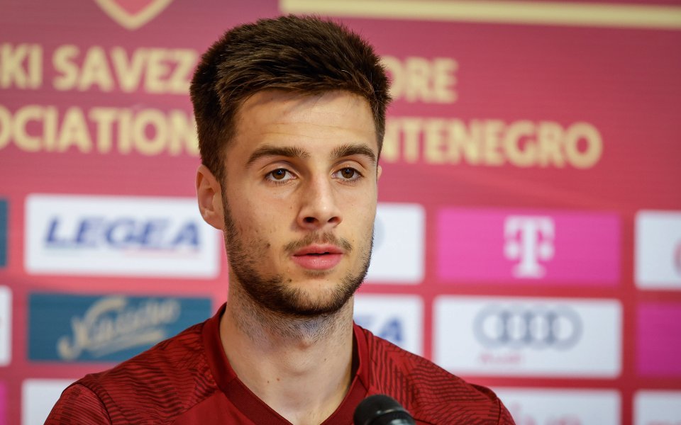 Полузащитникът на България Илия Груев участва в брифинга на Младен