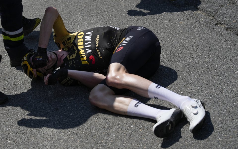 Колоездач се бори за живота си след тежка катастрофа