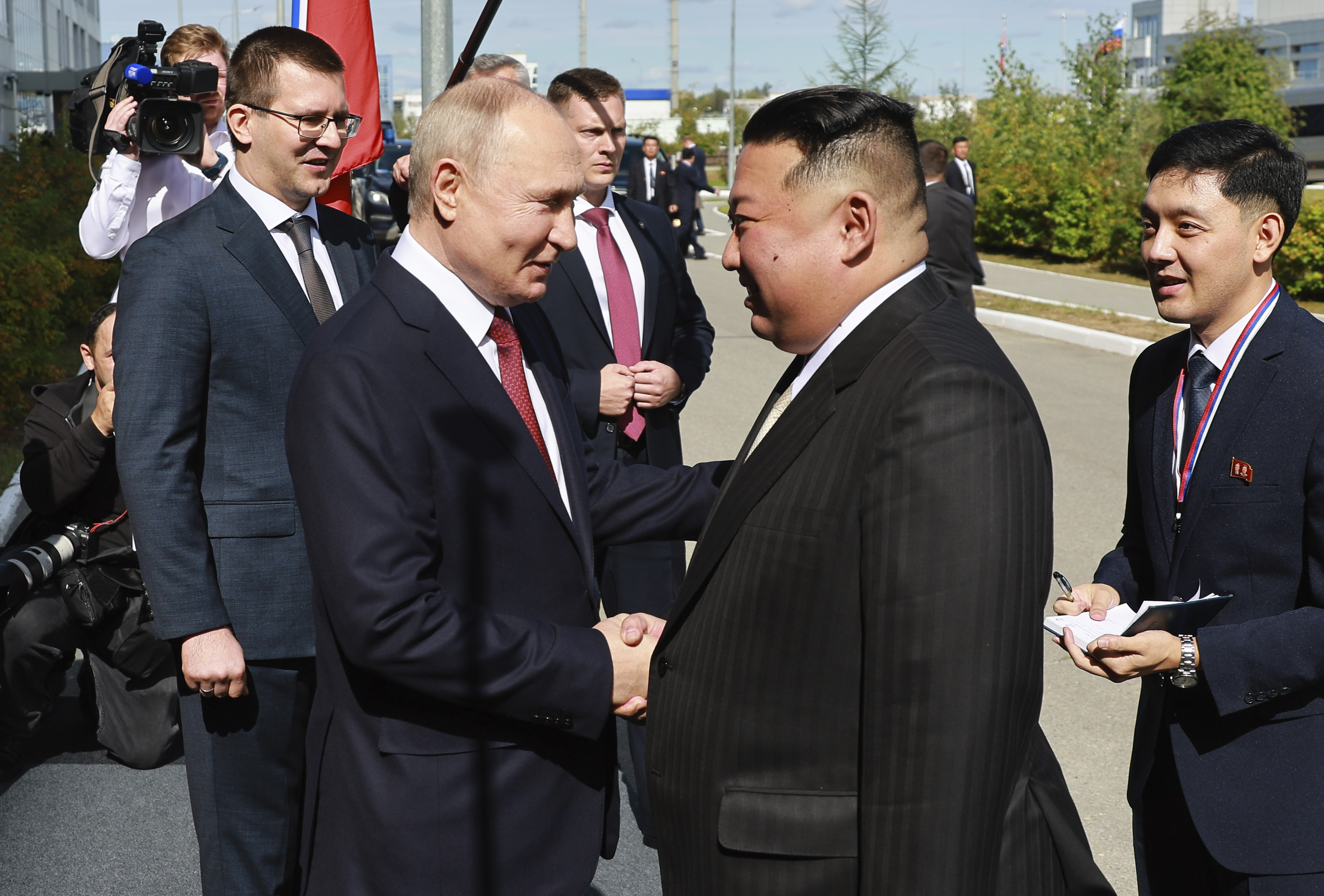 <p>Путин и Ким Чен-ун се срещнаха в космодрума &quot;Восточний&quot;</p>