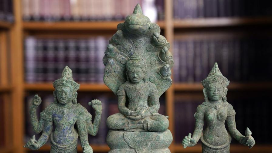 Семейството на американски милионер връща заграбени артефакти на Камбоджа
