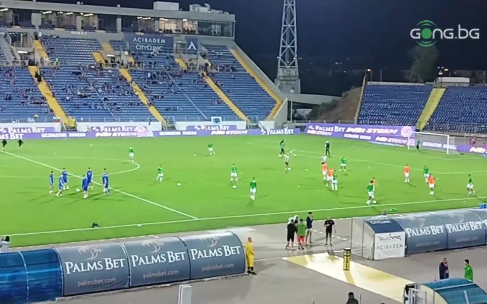 Играчите на Левски и Пирин провеждат интензивна загрявка, преди отложения