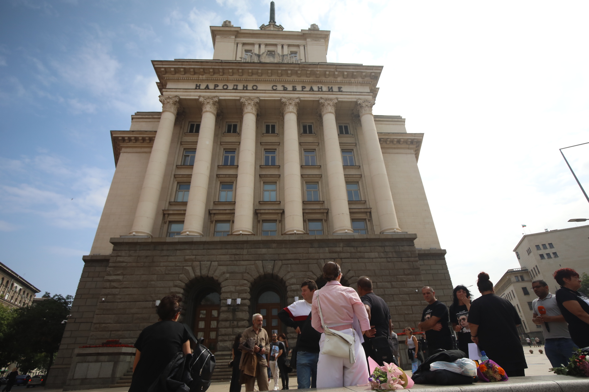 <p>Родители на деца, загинали в катастрофи, залепиха некролози на входа на парламента</p>