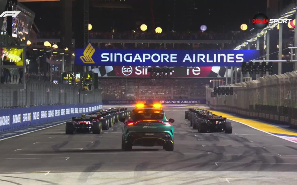 Карлос Сайнц задържа първото си място пред съотборника си Леклер,