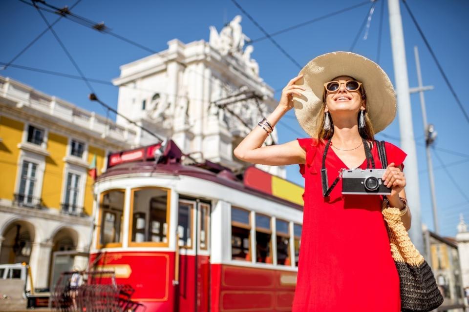  Жена се радва на слънчеви дни в Лисабон, Португалия 