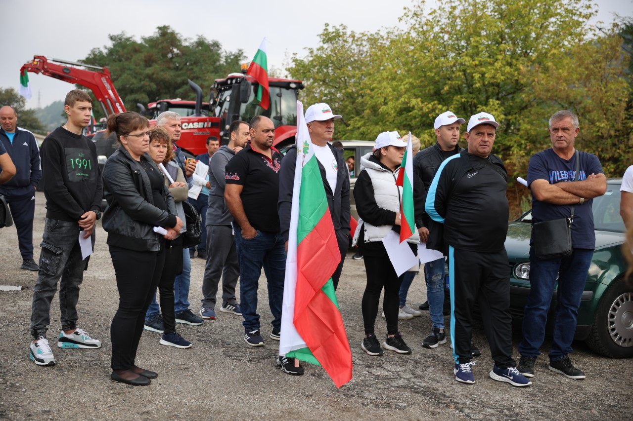 <p>Земеделски производители и животновъди се събират на протест в района на полигона край Благоевград.</p>